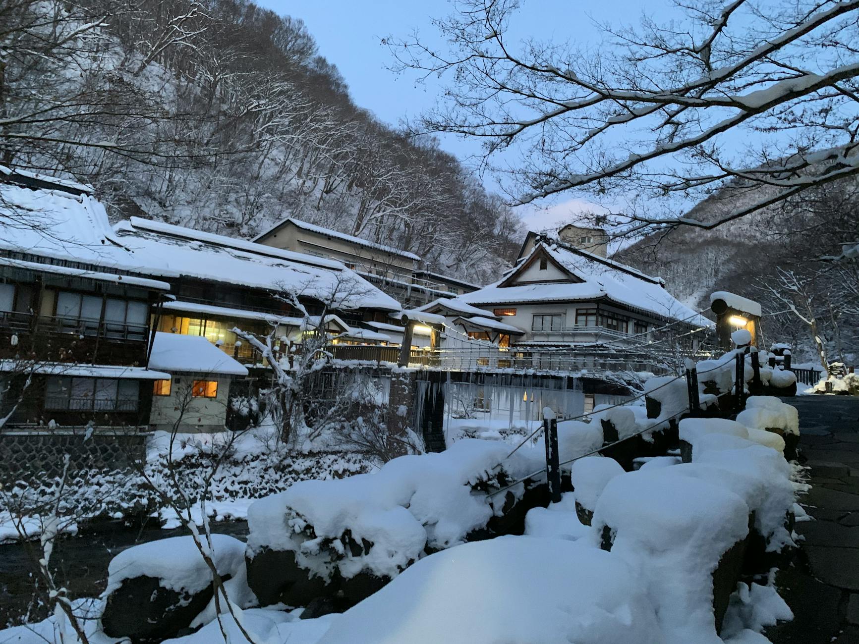 Zima w Japonii bez kurortów narciarskich: śnieżne wioski, małe festiwale, gorące źródła i smak lokalnej kuchni Ośnieżona wioska Takayama w Japonii o zmierzchu