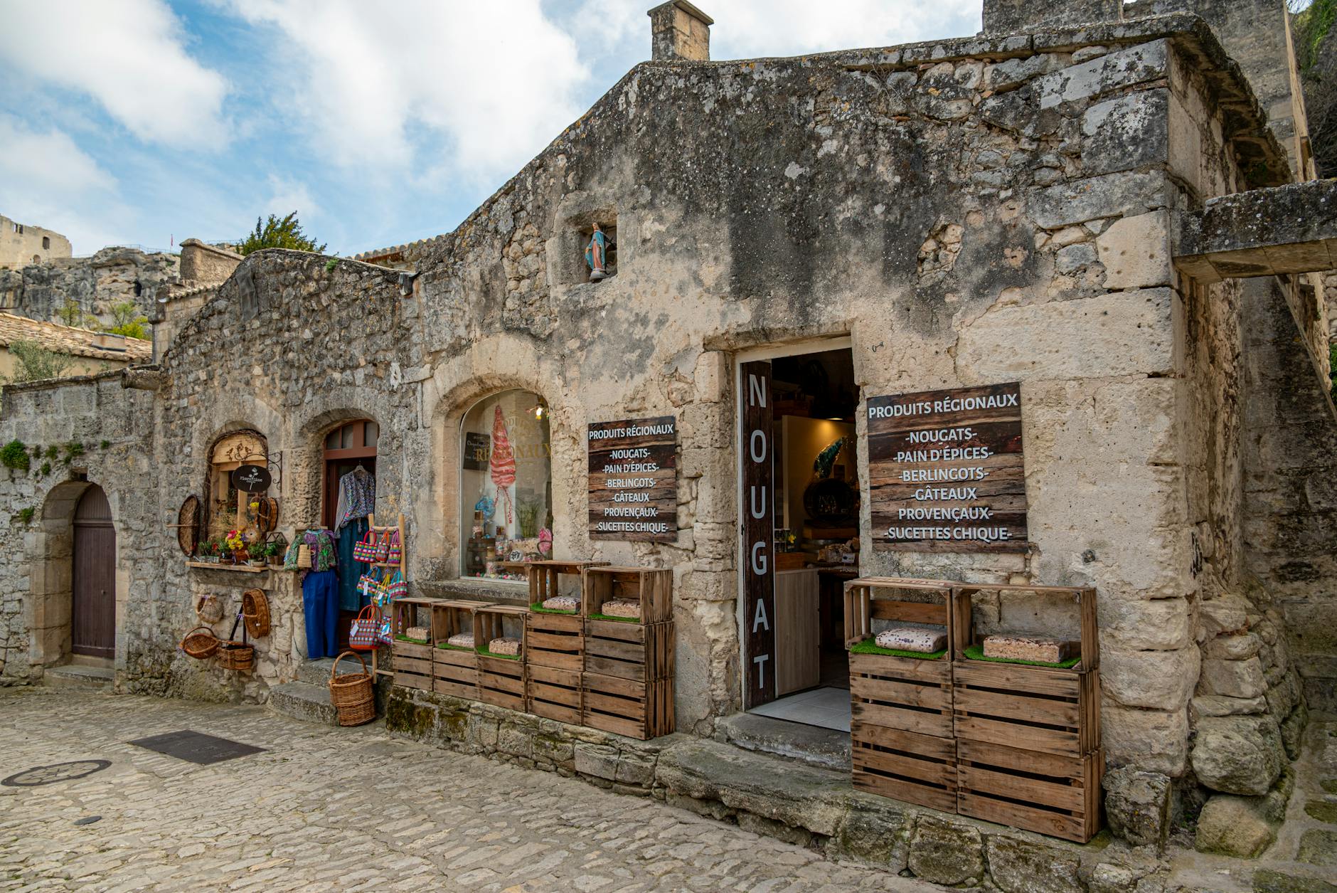 Kamienista fasada sklepu z lokalnymi produktami w Les Baux-de-Provence
