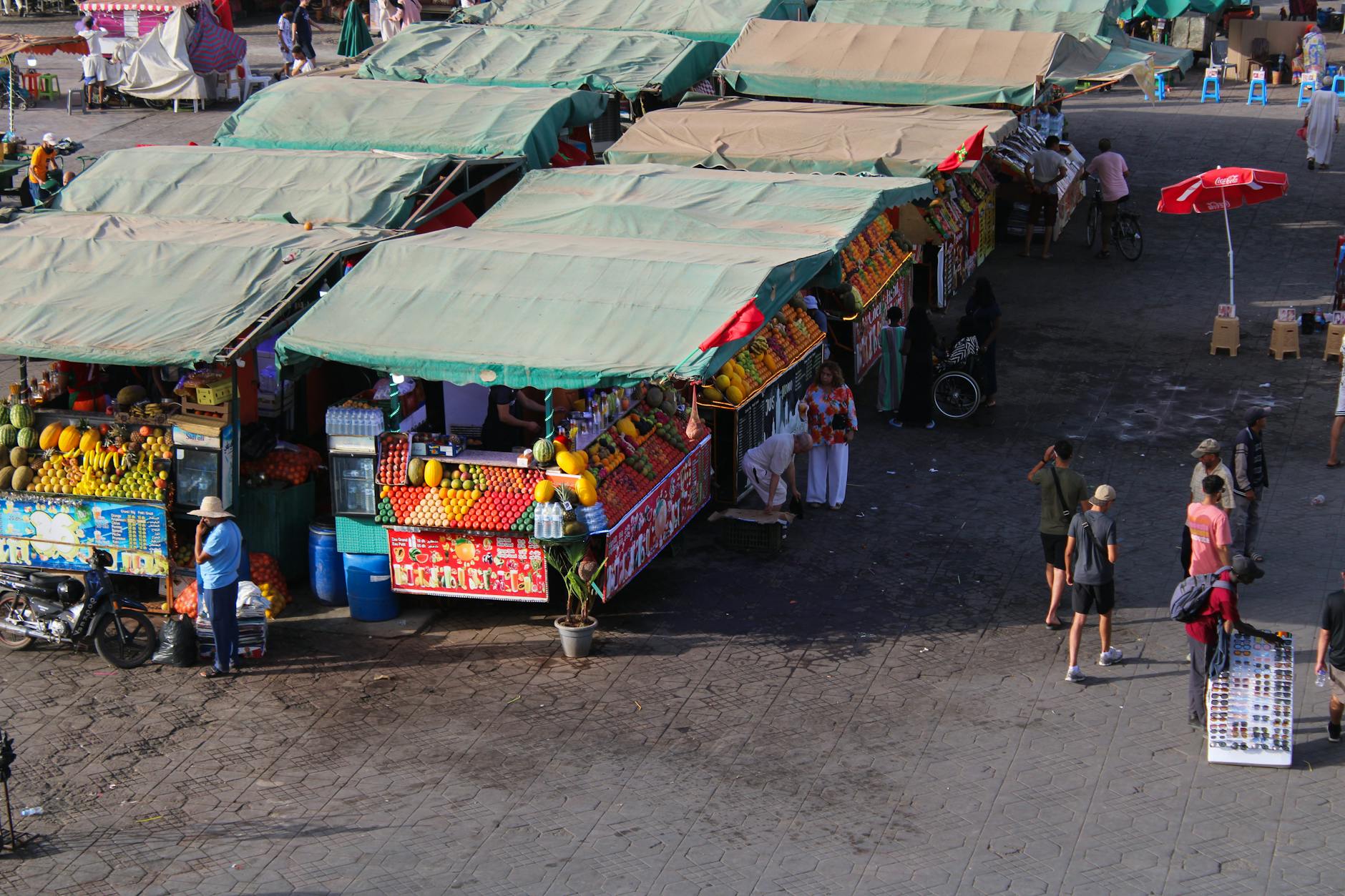 Kolorowy souk w Marrakeszu z lokalnymi sprzedawcami i świeżymi warzywami