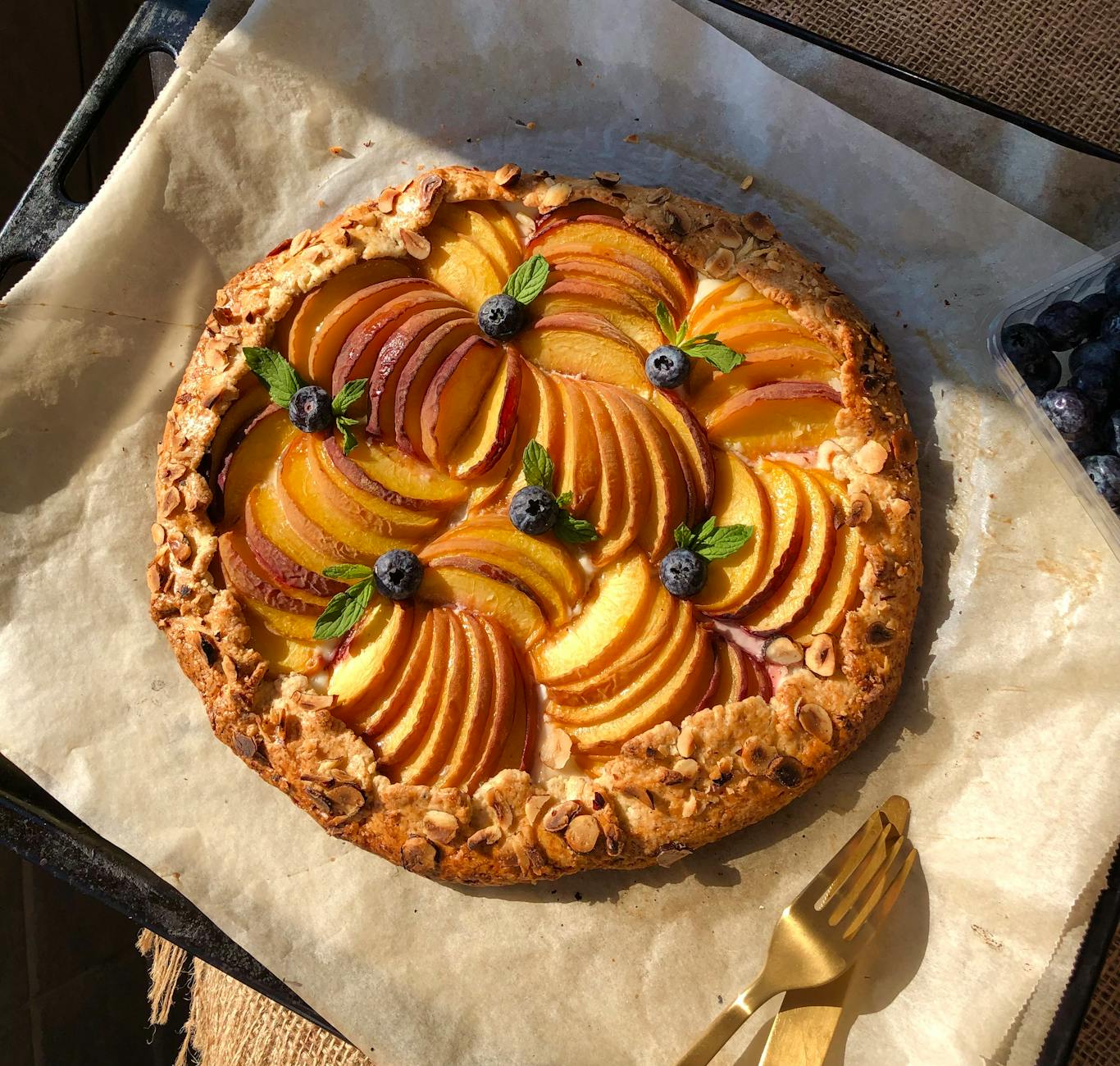 Rustykalna tarta brzoskwiniowa z borówkami na papierze do pieczenia