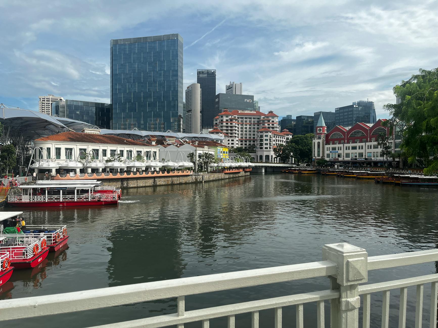 Historia Singapuru w pięciu spacerach: trasy, które łączą kolonialną przeszłość, wielokulturowość i futurystyczne marzenia miasta Rzeka Singapur z kolorowymi shophouses i nowoczesnym skyline w tle