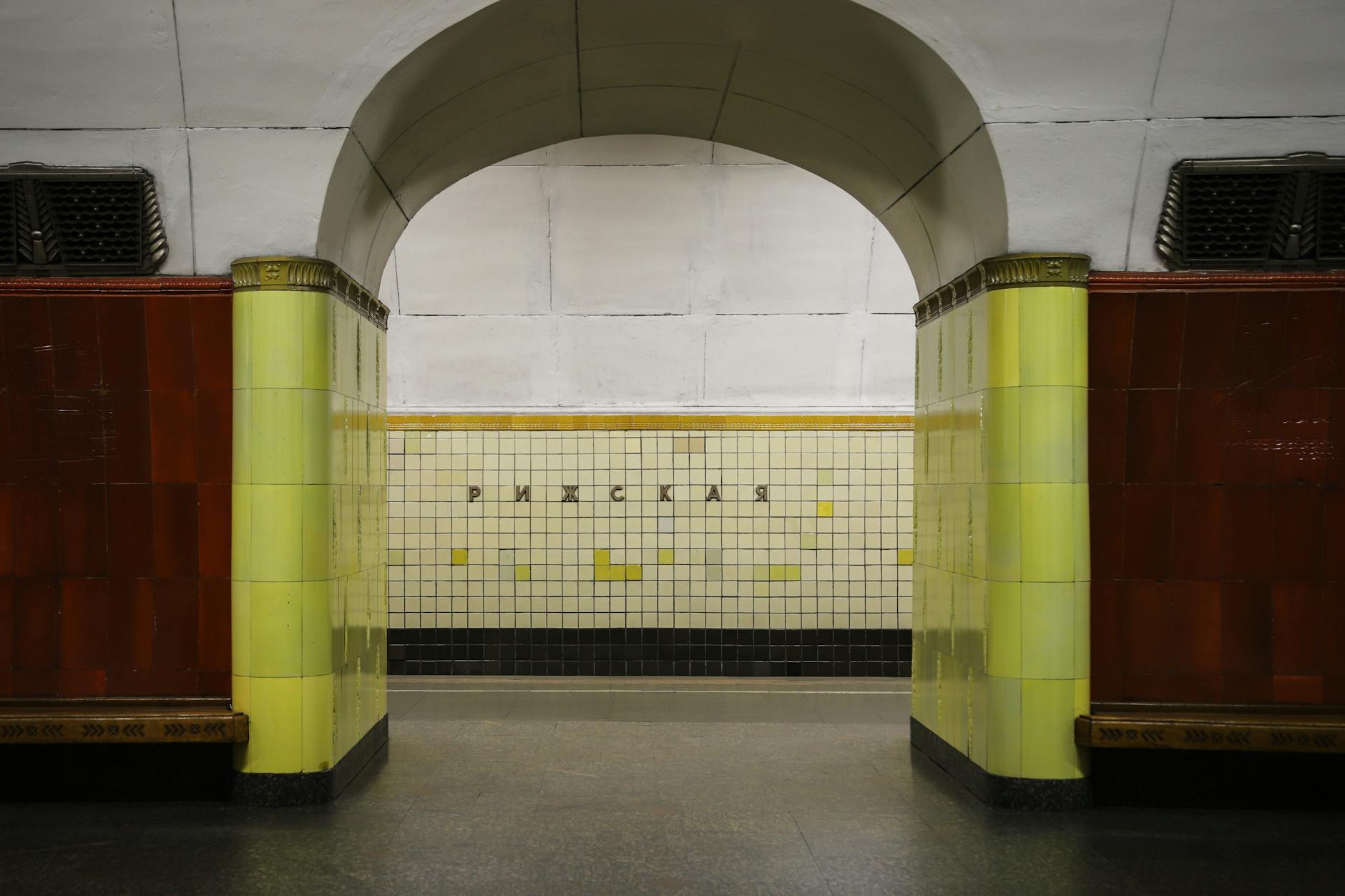 Sklepione przejście na stacji metra Rżewskaja w Moskwie