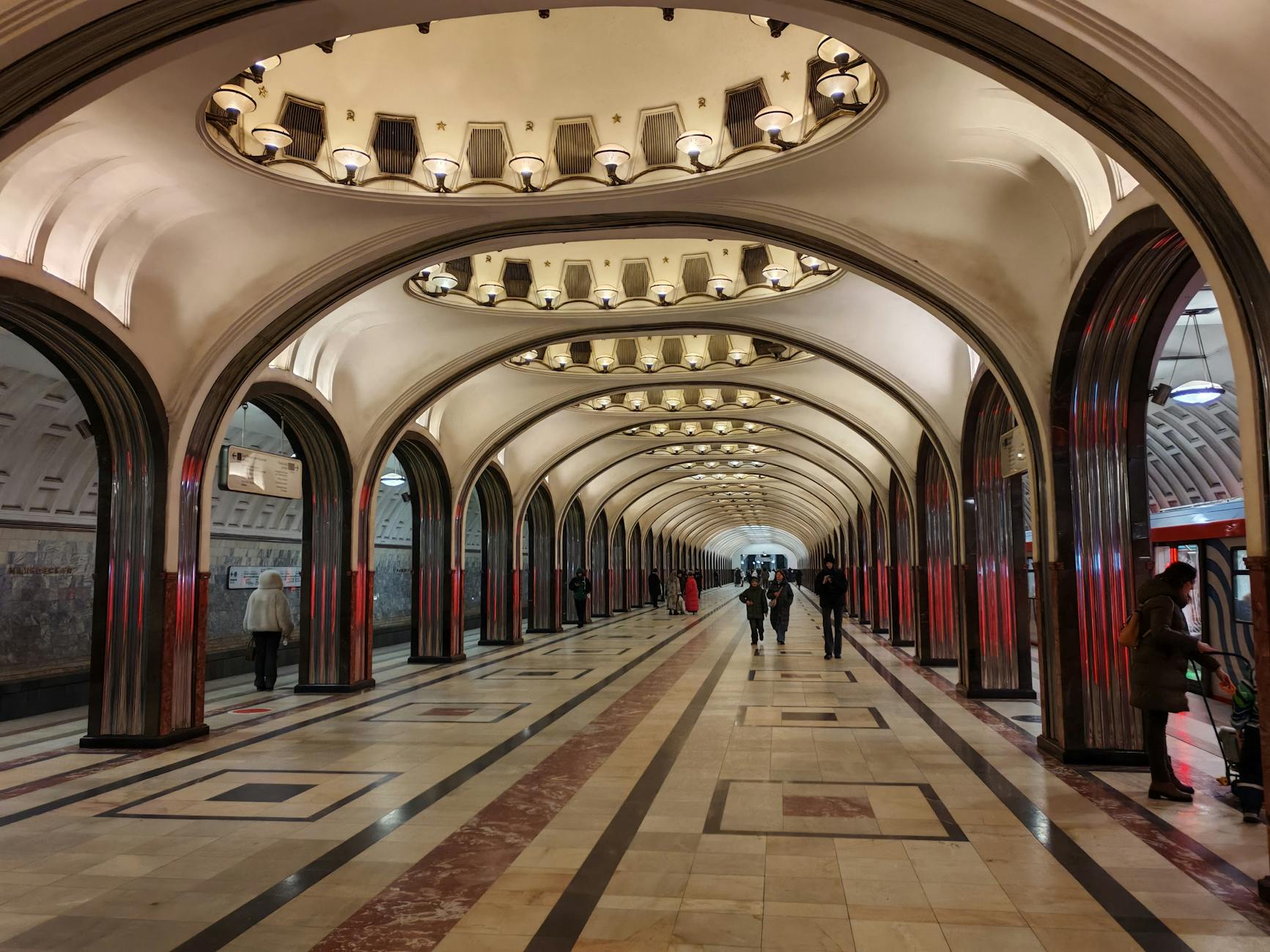 Stacja metra w Moskwie z łukami w stylu art déco i ciepłym oświetleniem
