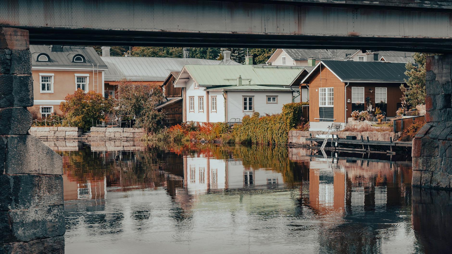 Drewniane kolorowe domy nad rzeką w Porvoo w Finlandii