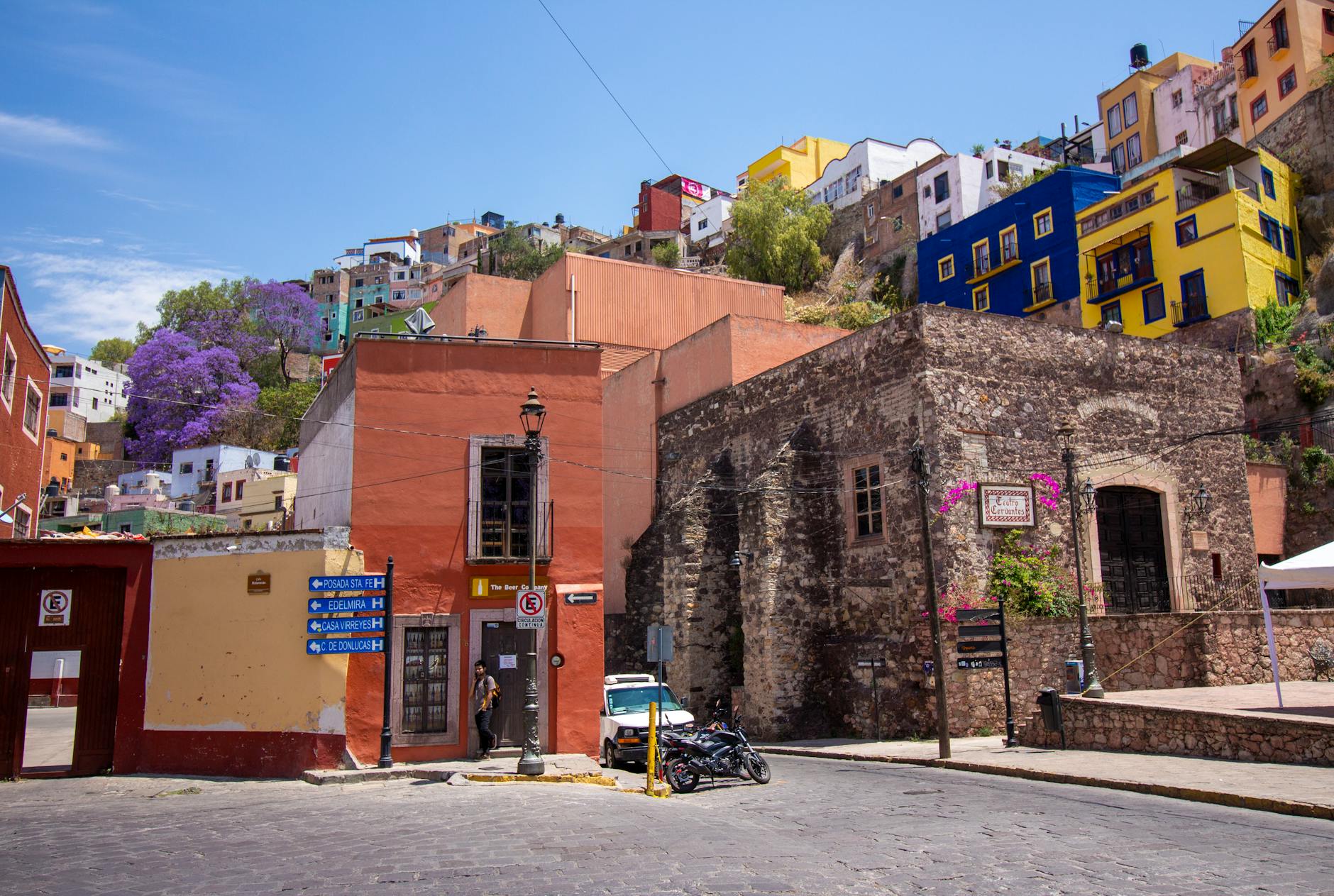 Kolorowe domy przy wąskiej uliczce w Guanajuato w Meksyku