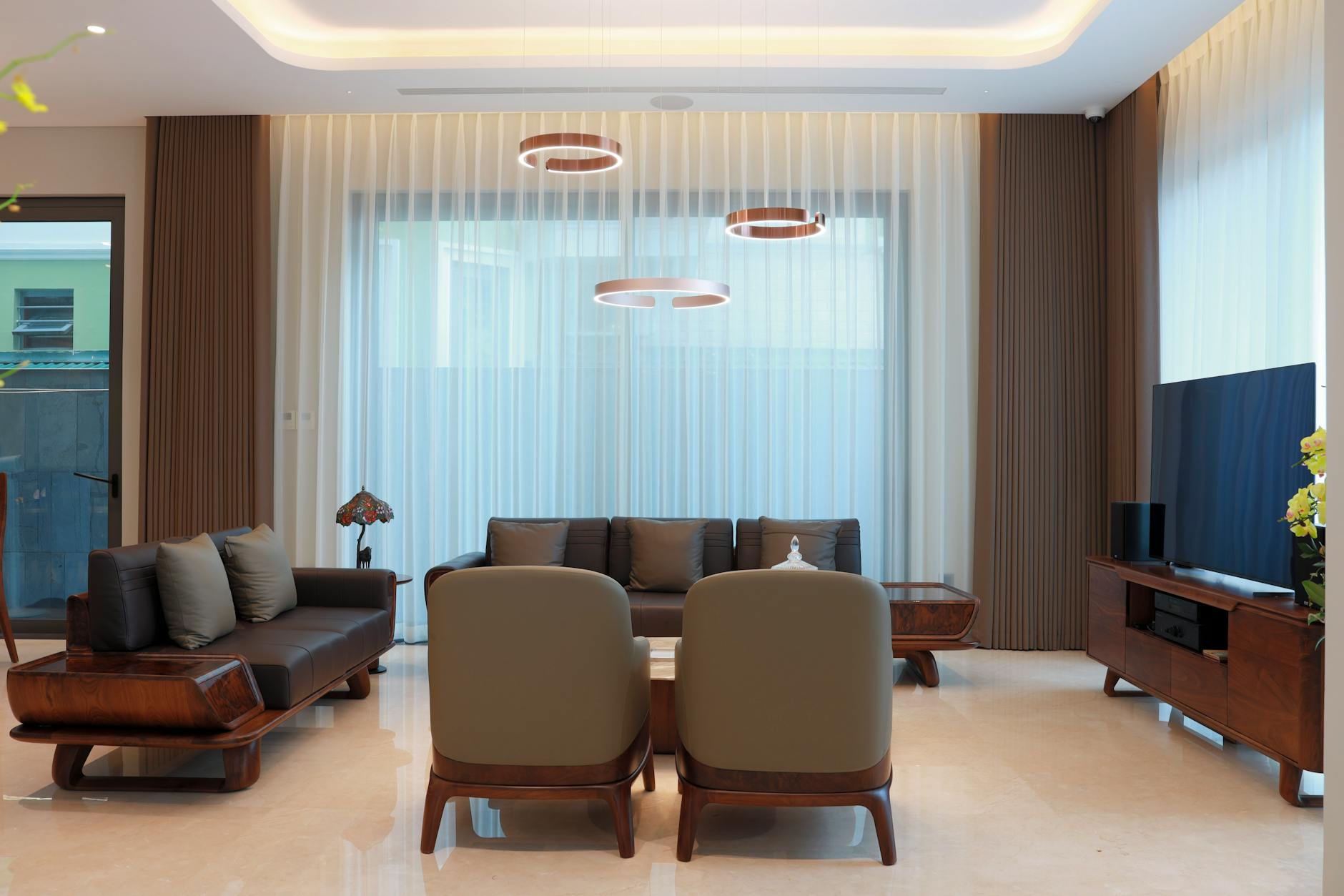 Nowoczesny elegancki salon z minimalistycznymi meblami i nastrojowym światłem Nowoczesny elegancki salon z minimalistycznymi meblami i nastrojowym światłem