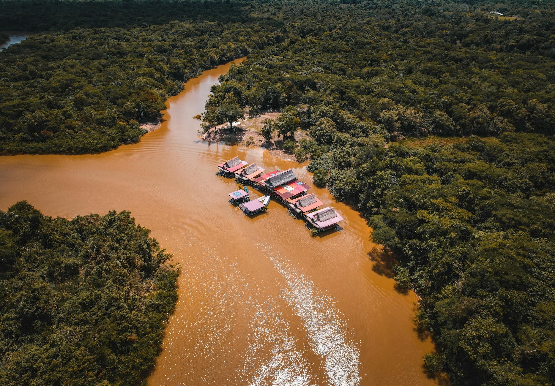 Peruwiańska wioska nad Amazonką otoczona gęstą zieloną dżunglą