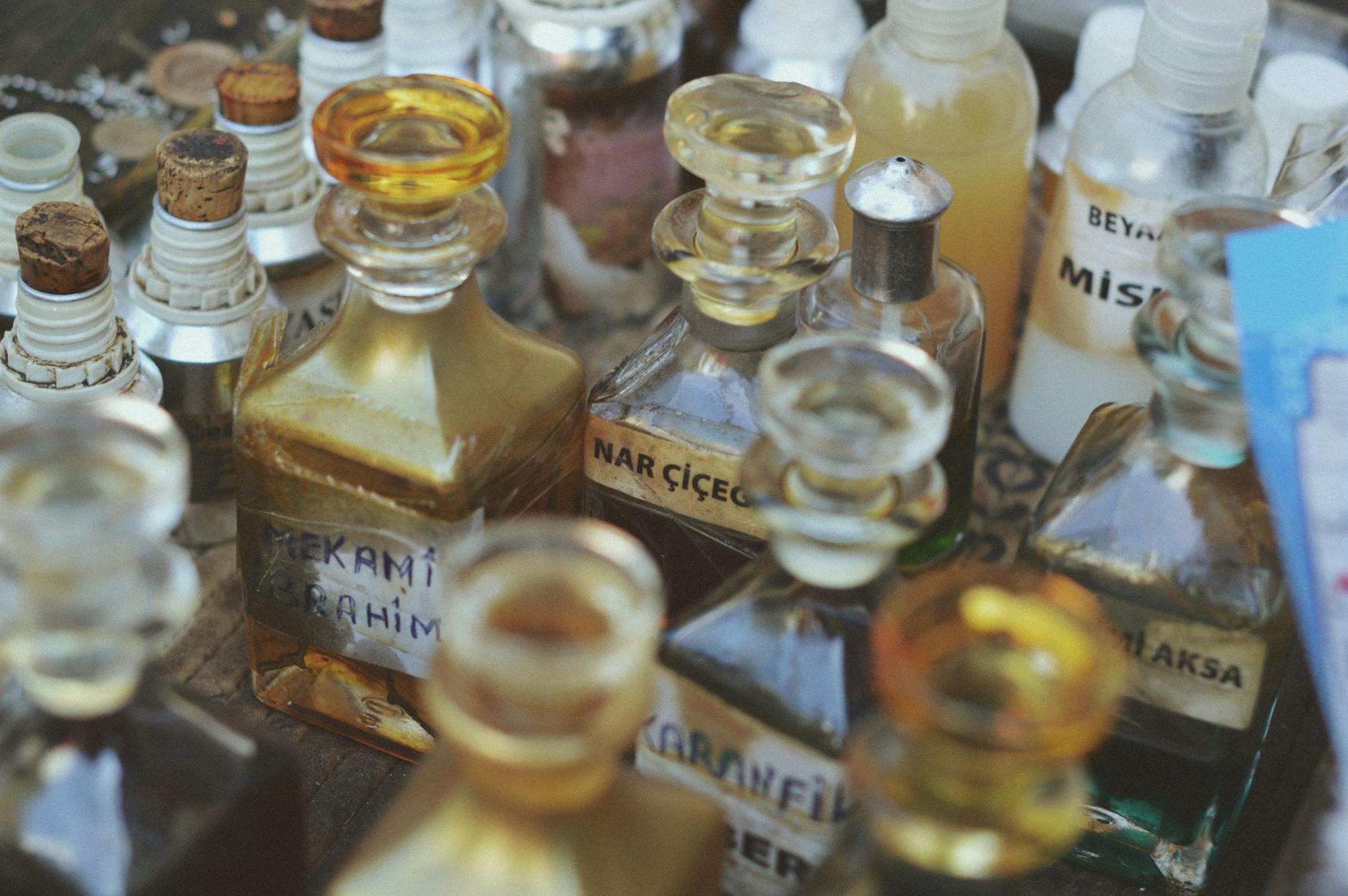 Zbliżenie na kolekcję szklanych vintage flakonów perfum niszowych