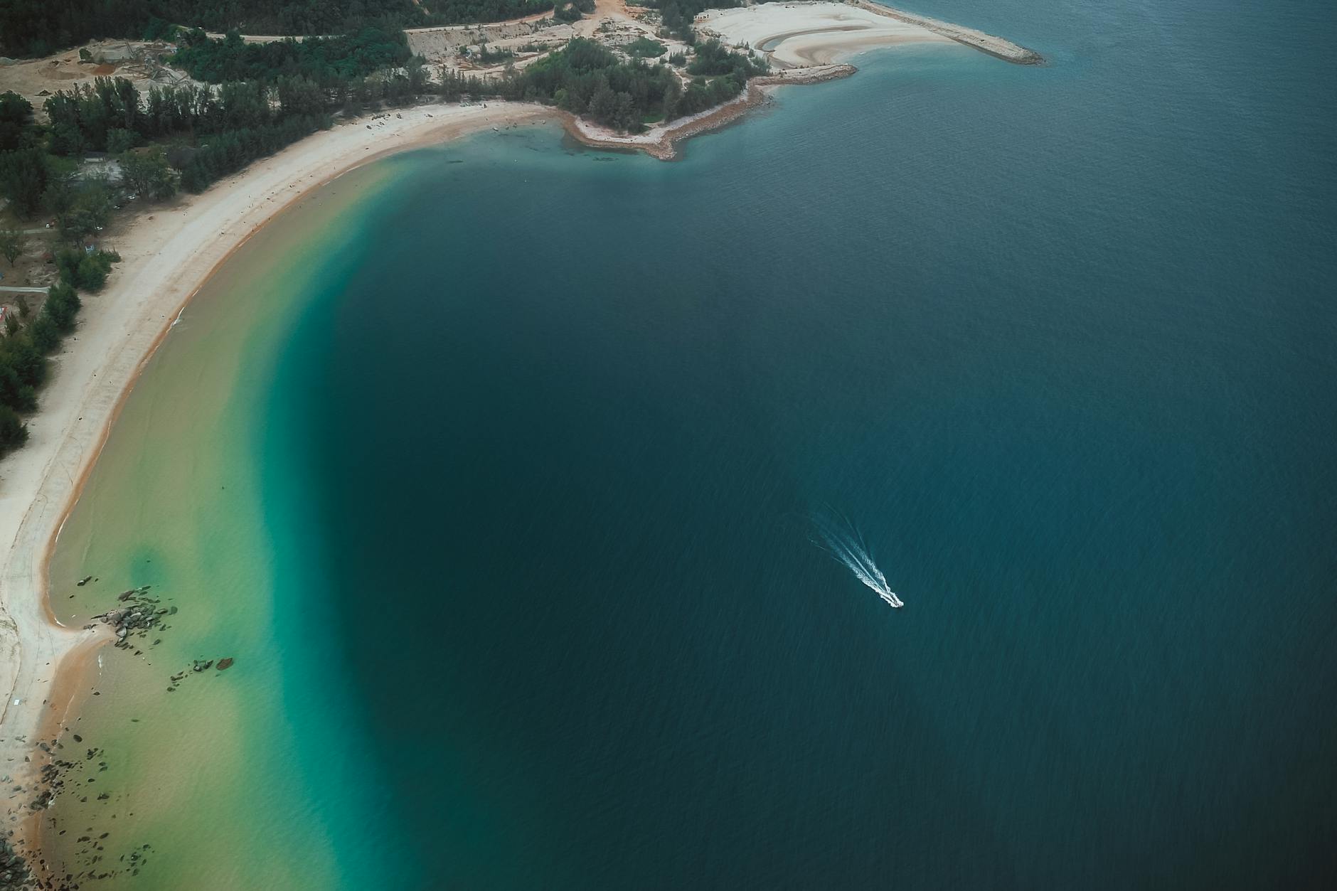 Kijal Beach z lotu ptaka w Terengganu, turkusowe morze i łódź na wodzie