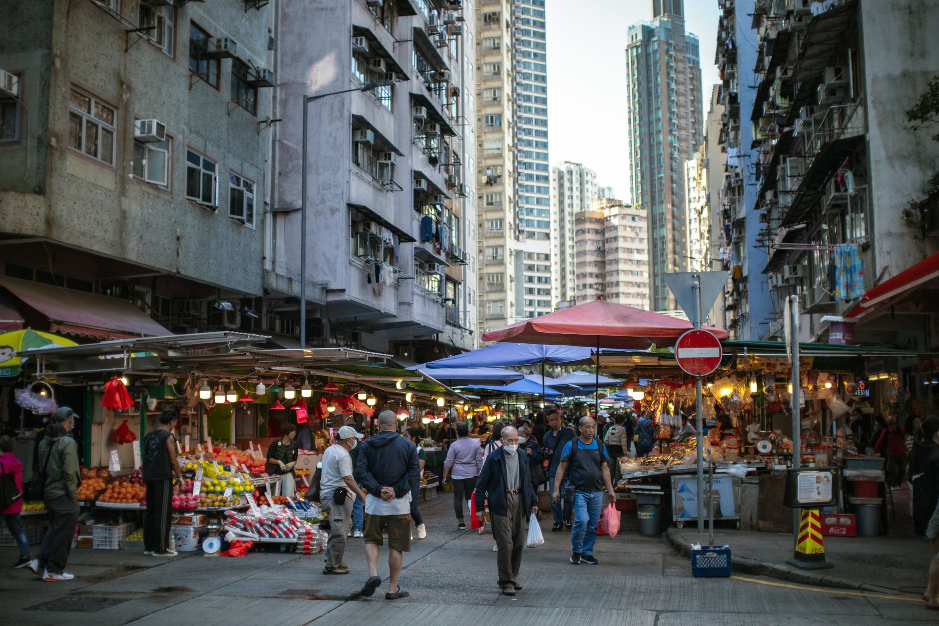 Tętniący targ uliczny w Hongkongu na tle wysokich bloków