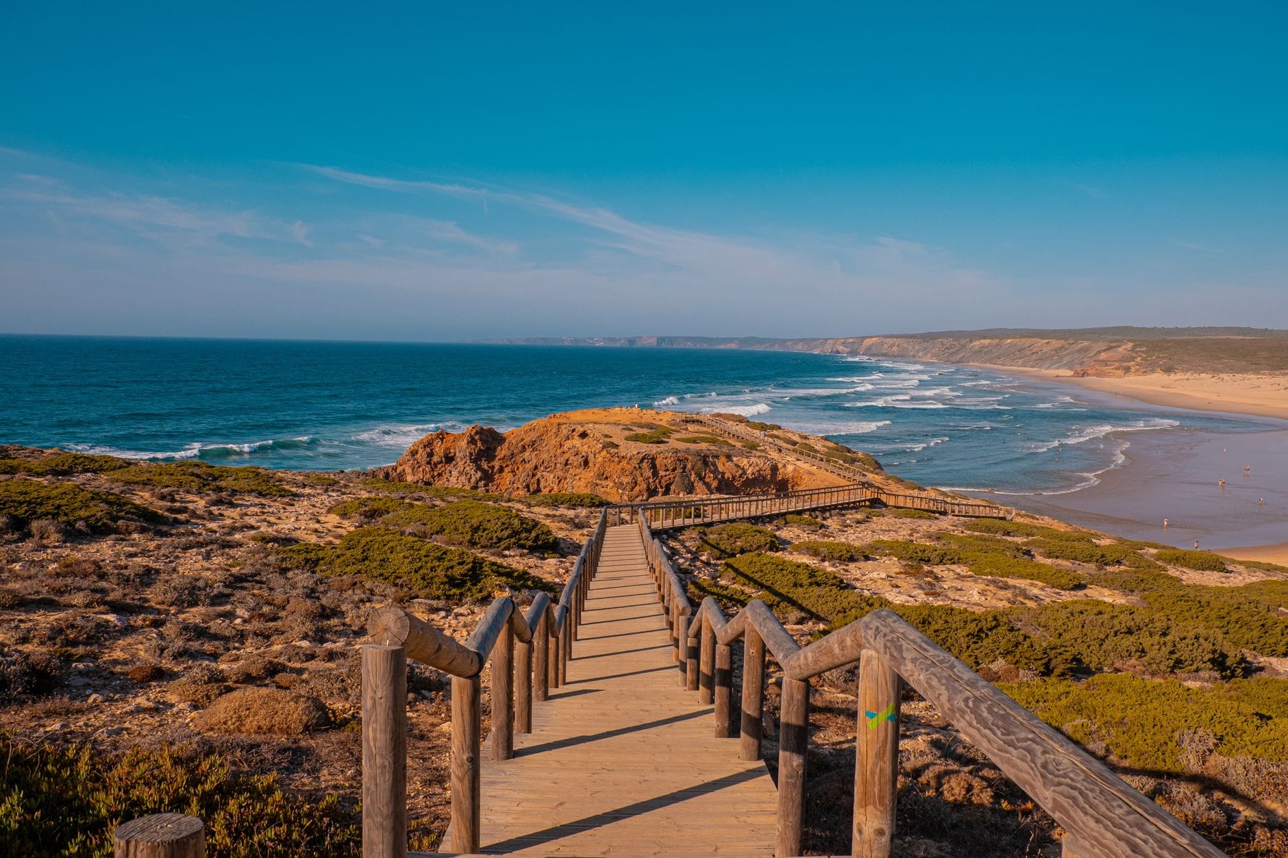Drewniany pomost prowadzący na plażę Praia da Bordeira w Portugalii